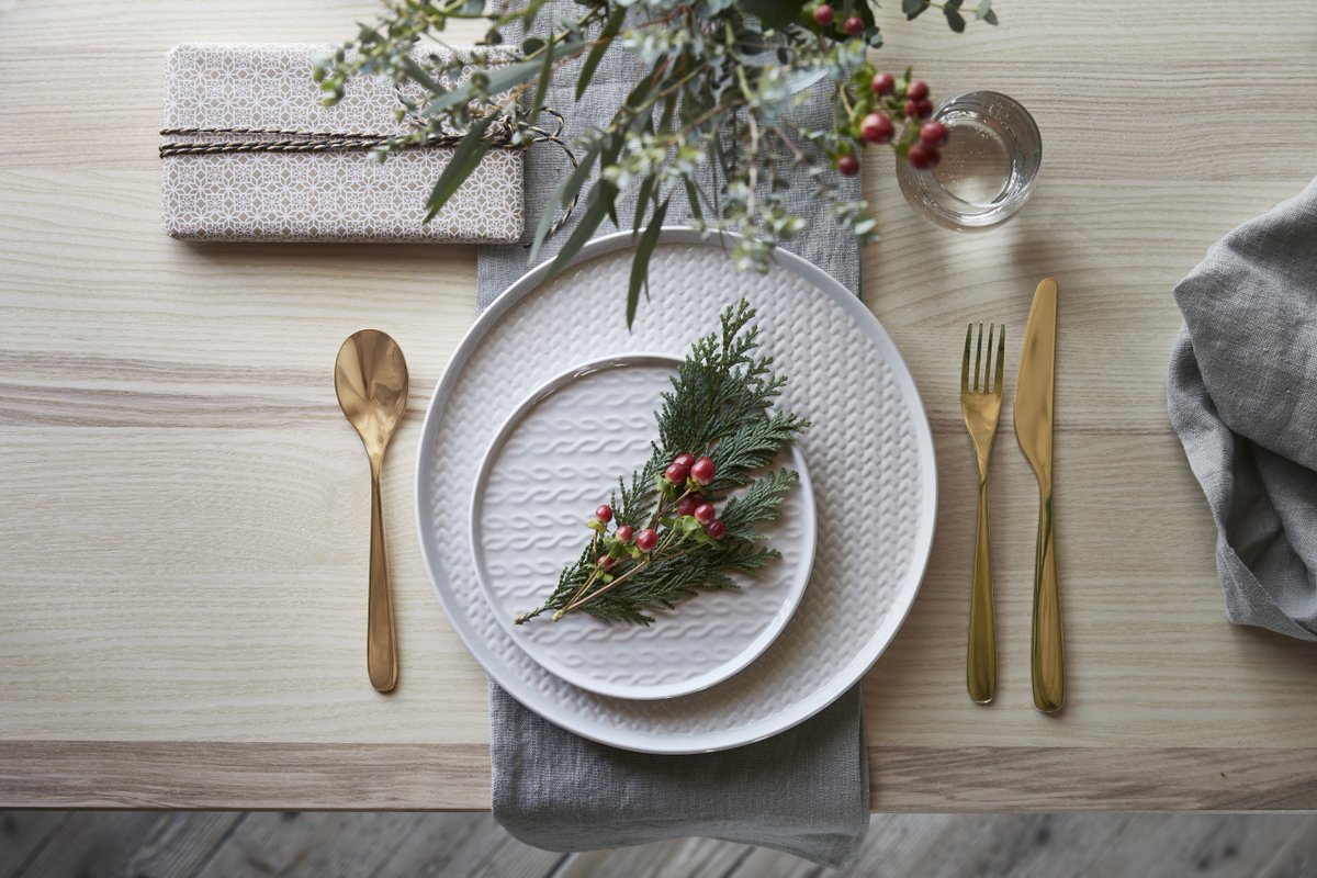 На фото: праздничная сервировка стола от ИКЕА
